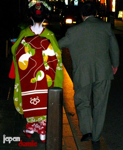 geisha-kyoto-walks-home-drunk-businessman400