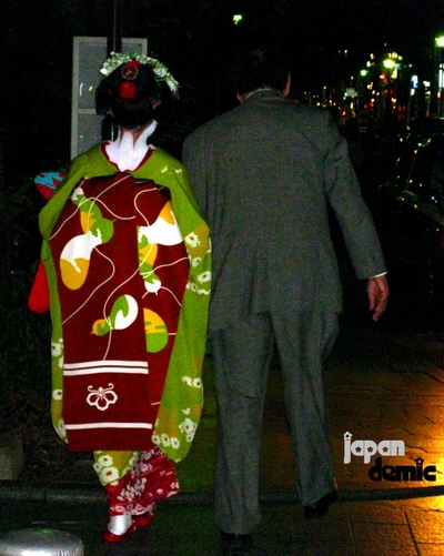 geisha-kyoto-walks-home-drunk-ceo-stumbling400