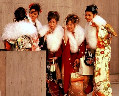 SeiJinNoHi400 Kyoto cute Japanese girls dressed in kimono with fluffy collars for Coming of Age Day.